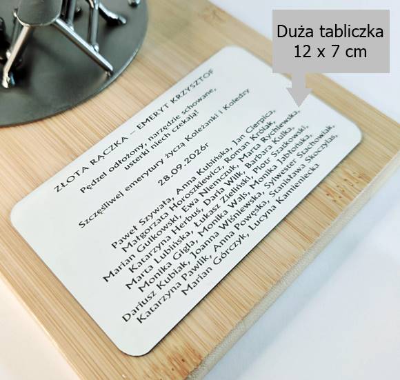 Wygrawerowany czarny tekst na białym tle